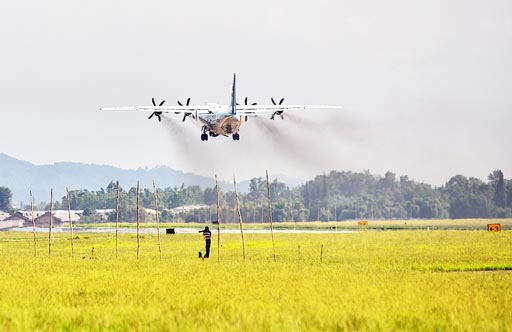 運9飛機緊急起飛，直飛九寨溝地震災區航拍災情。 黃軍 攝